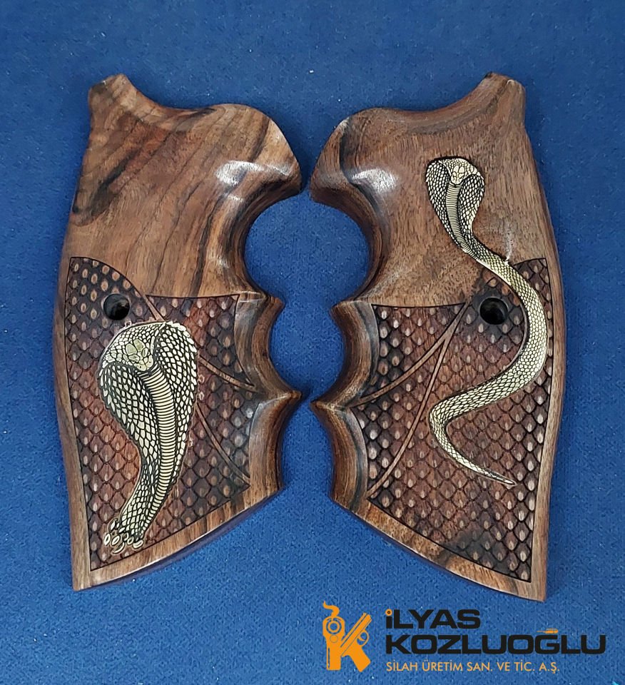 Colt Python Cobra İşlemeli Özel Desen Ceviz Kabza