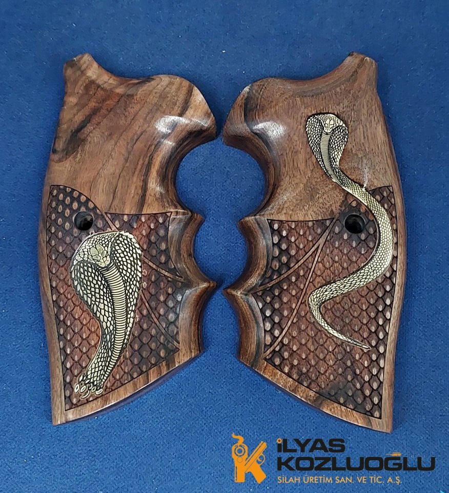 Colt Python Cobra İşlemeli Özel Desen Ceviz Kabza