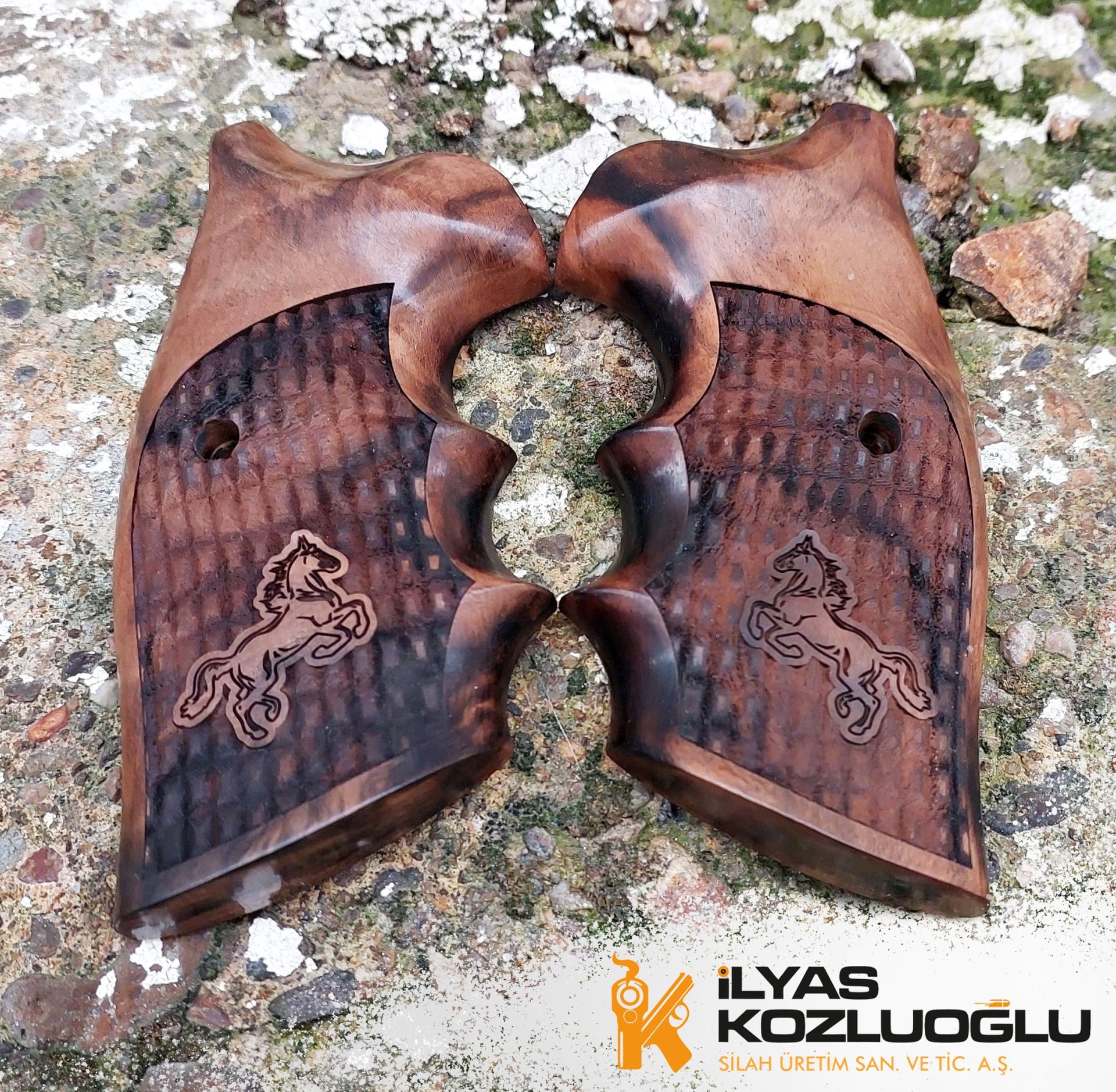 Colt PythonDesen İşlemeli Logolu Ceviz Kabza