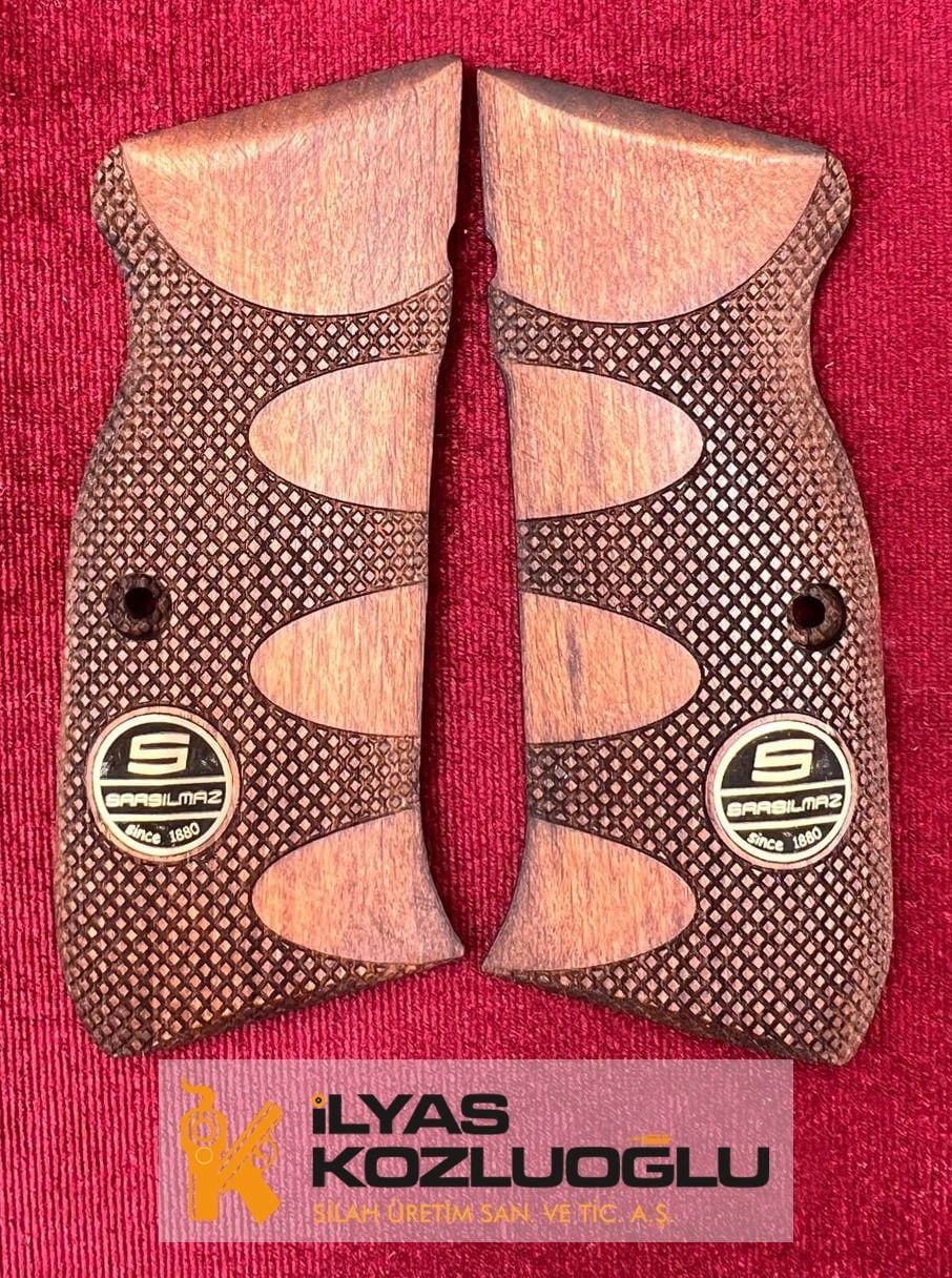 Sarsılmaz Kılınç 2000 Sarı Pirinç Marka Logolu Tam Yüzey Baklava Desenli Ceviz Kabze
