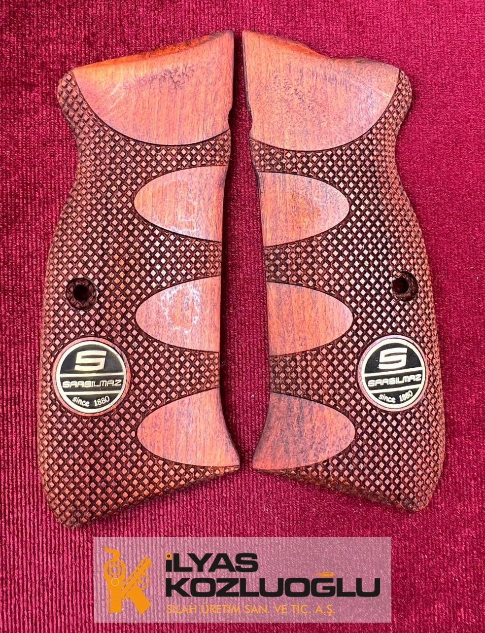 Sarsılmaz Kılınç 2000 Sarı Pirinç Marka Logolu Tam Yüzey Baklava Desenli Ceviz Kabze