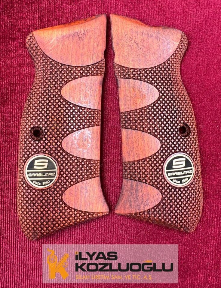 Sarsılmaz Kılınç 2000 Sarı Pirinç Marka Logolu Tam Yüzey Baklava Desenli Ceviz Kabze
