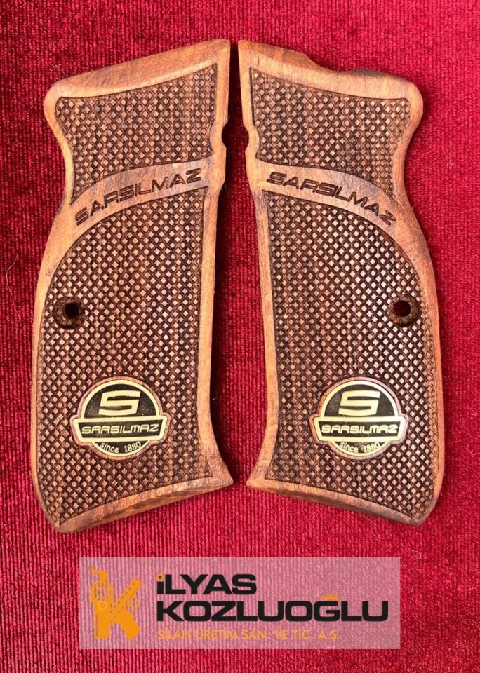Sarsılmaz Kılınç 2000 Sarı Pirinç Marka Logolu Tam Yüzey Baklava Desenli Ceviz Kabze
