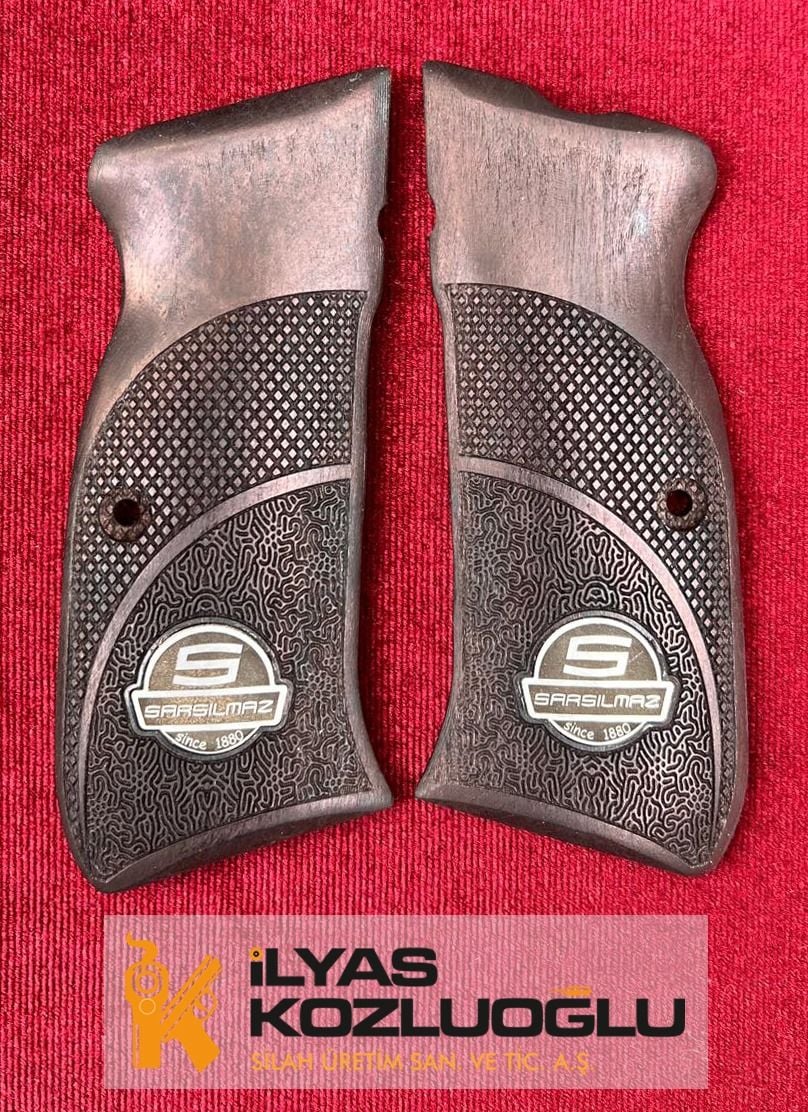 Sarsılmaz Kılınç 2000 Beyaz Pirinç Marka Logolu Yarım Yüzey Çift Desenli Ceviz Kabze