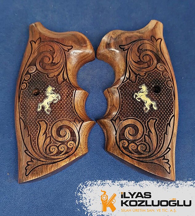 Colt Python Sarı Pirinç At Logolu Gravür İşlemeli Baklava Desenli Koyu Ceviz Kabze