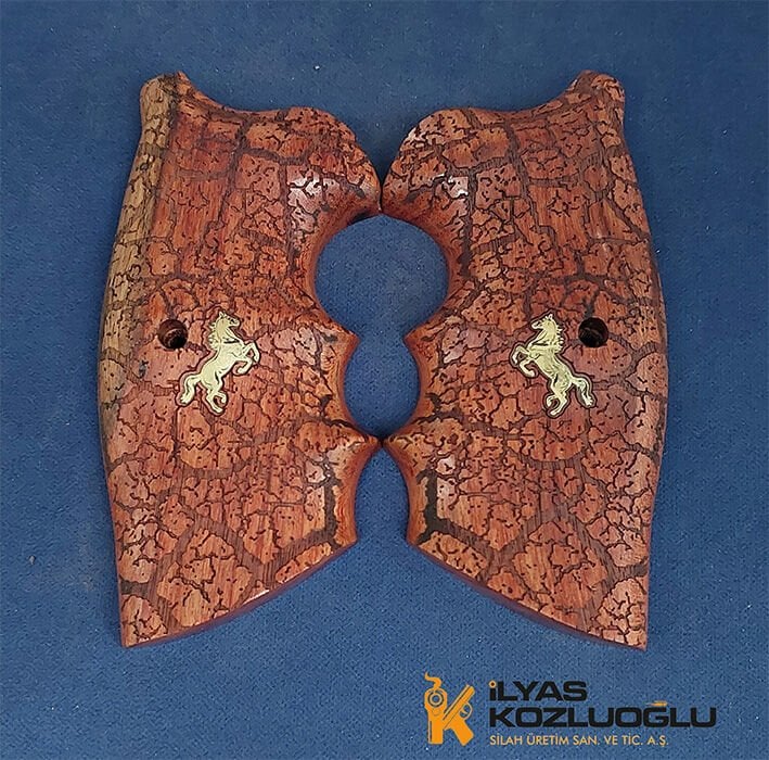 Colt Python Sarı Pirinç At Logolu Tam Yüzey Çatlak Toprak Desenli Koyu Ceviz Kabze