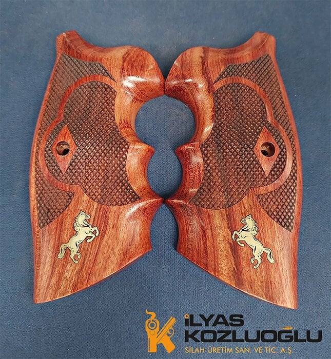 Colt Python Köşeleri Sarı Pirinç At Logolu Tam Yüzey Baklava Desenli Gül Ağacı Kabze