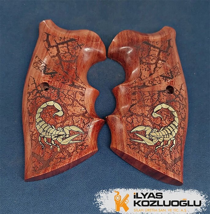 Colt Python Sarı Pirinç Akrep Logolu Tam Yüzey Çatlak Toprak Desenli Gül Ağacı Kabze